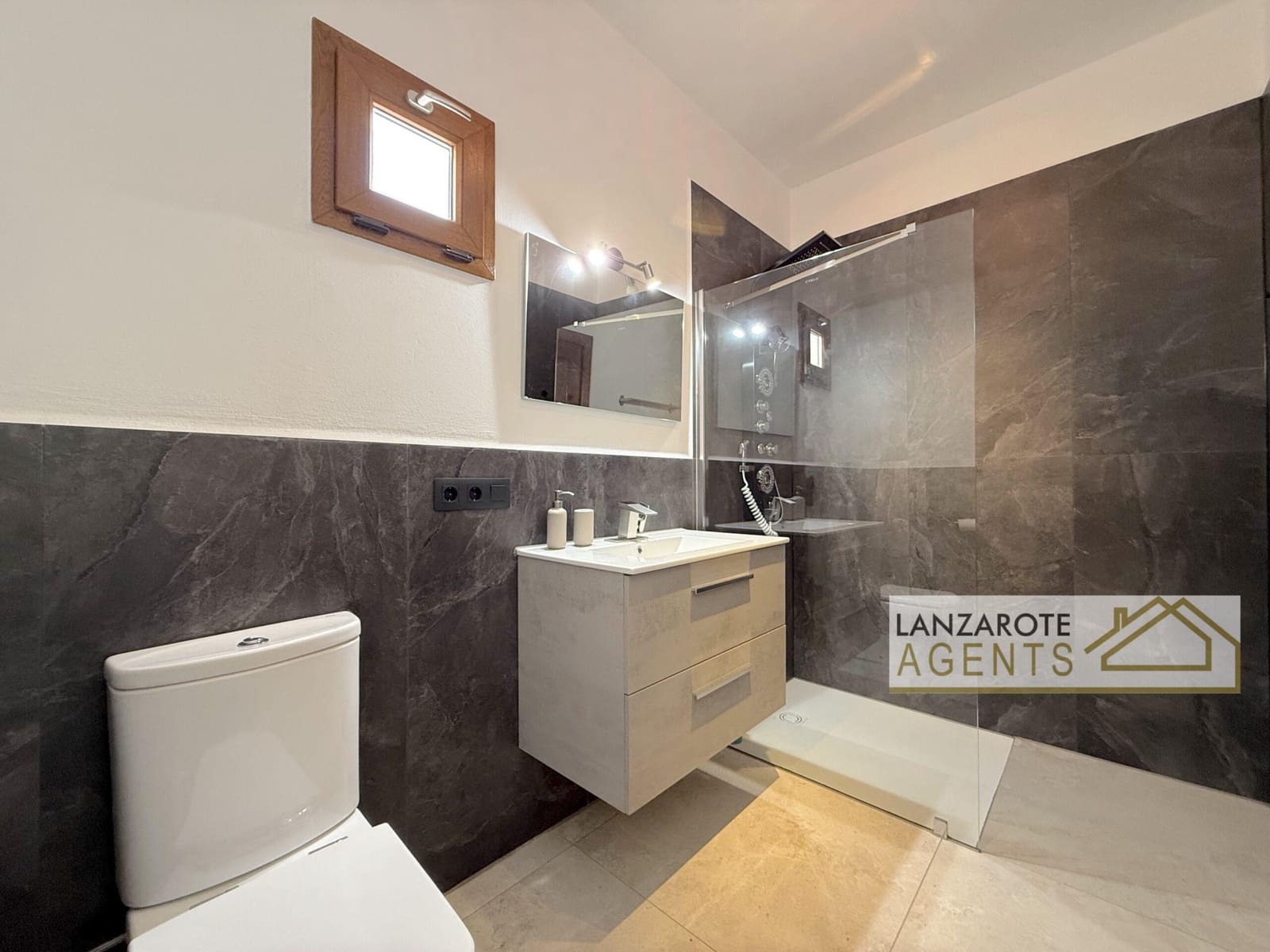 4 quarto Moradia para venda em Playa Blanca com piscina garagem - 699 000 € (Ref: 10145339)
