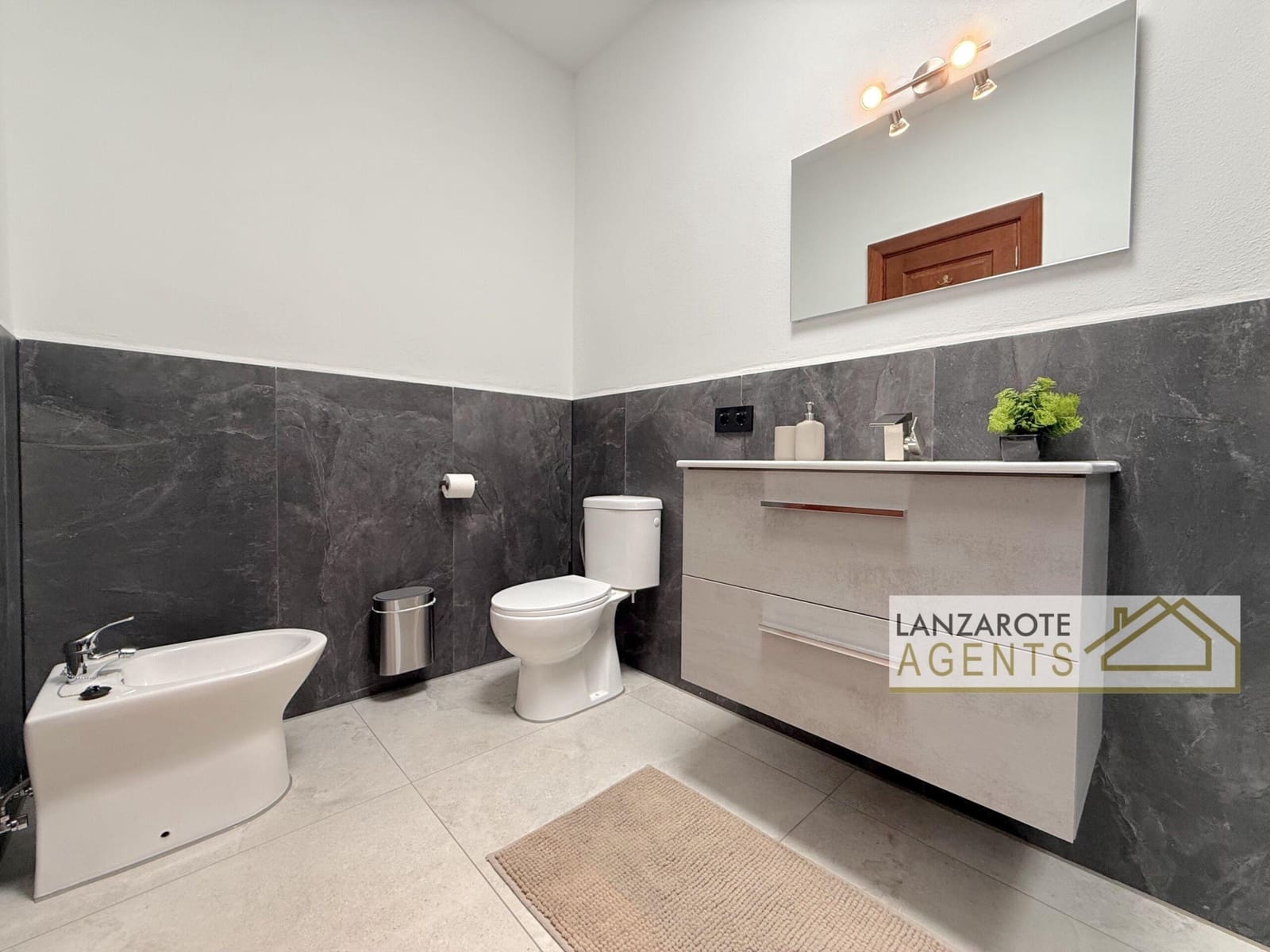 4 quarto Moradia para venda em Playa Blanca com piscina garagem - 699 000 € (Ref: 10145339)