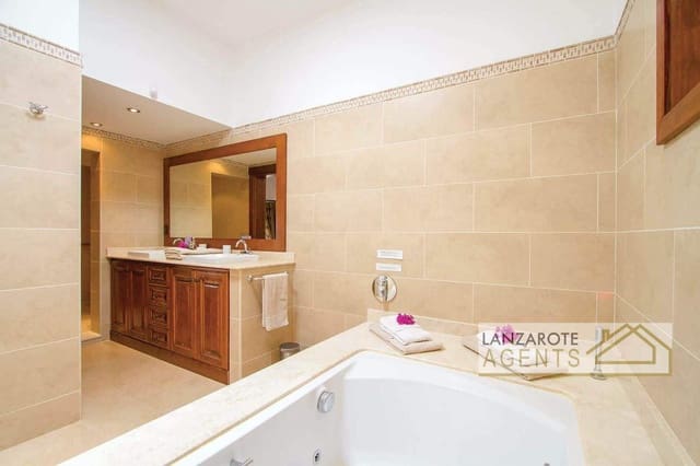 5 soverom Villa til salgs i Playa Blanca, Yaiza med svømmebasseng - € 1 480 000 (Ref: 5548606)