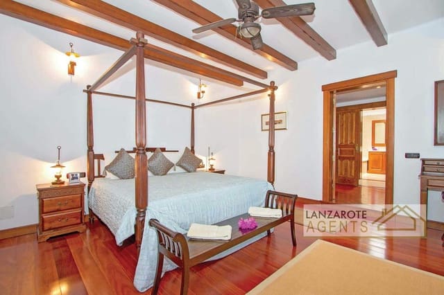 5 soverom Villa til salgs i Playa Blanca, Yaiza med svømmebasseng - € 1 480 000 (Ref: 5548606)