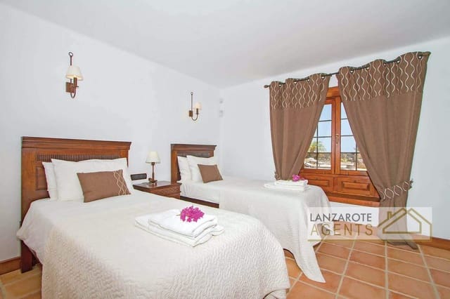 5 quarto Moradia para venda em Playa Blanca, Yaiza com piscina - 1 480 000 € (Ref: 5548606)