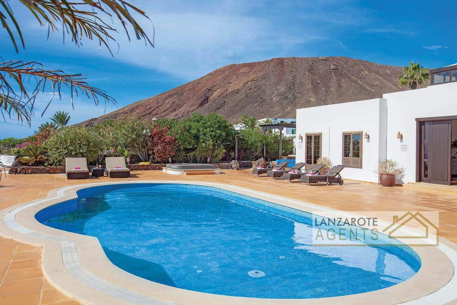 5 sypialnia Willa na sprzedaż w Playa Blanca z basenem - 1 480 000 € (Ref: 5548606)