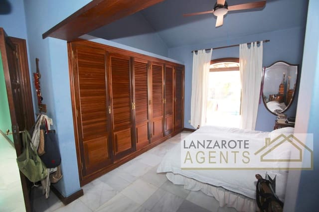 5 slaapkamer Villa te koop in Playa Blanca, Yaiza met zwembad - € 897.000 (Ref: 5548653)