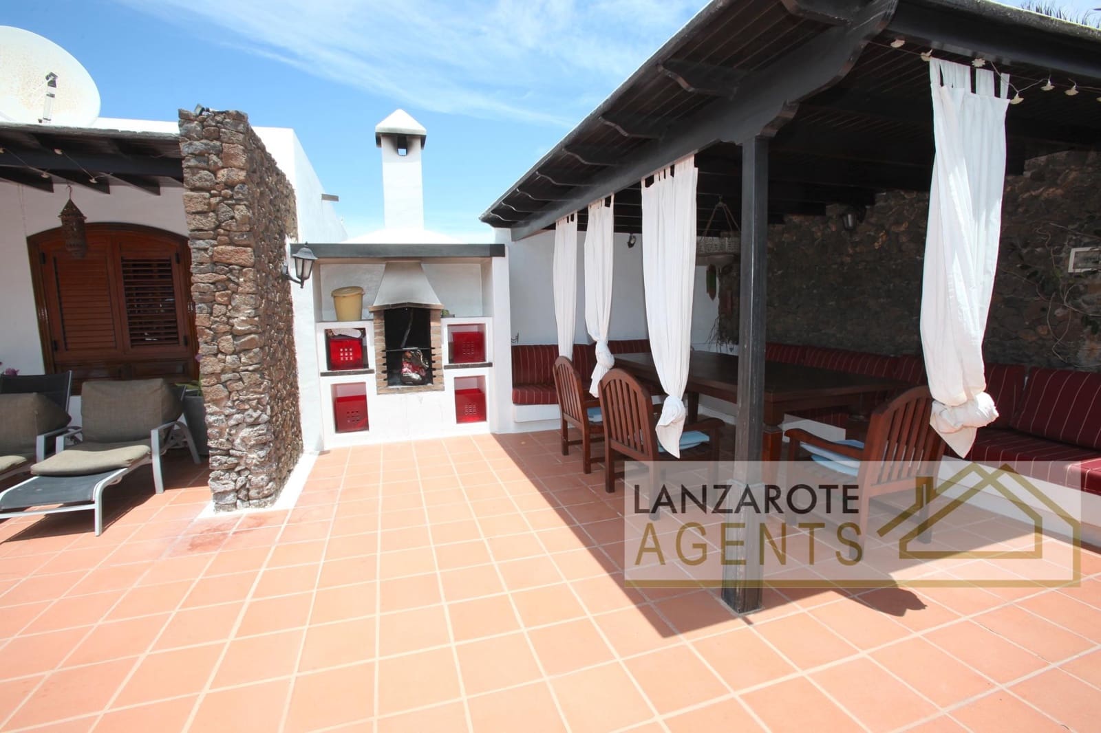 5 slaapkamer Villa te koop in Playa Blanca met zwembad garage - € 1.097.000 (Ref: 5548653)