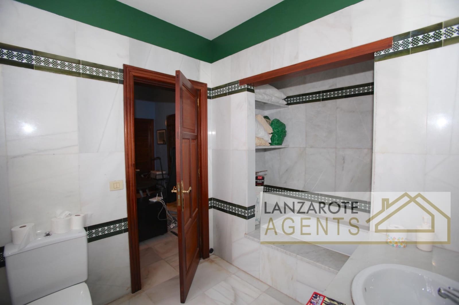 5 slaapkamer Villa te koop in Playa Blanca met zwembad garage - € 1.097.000 (Ref: 5548653)
