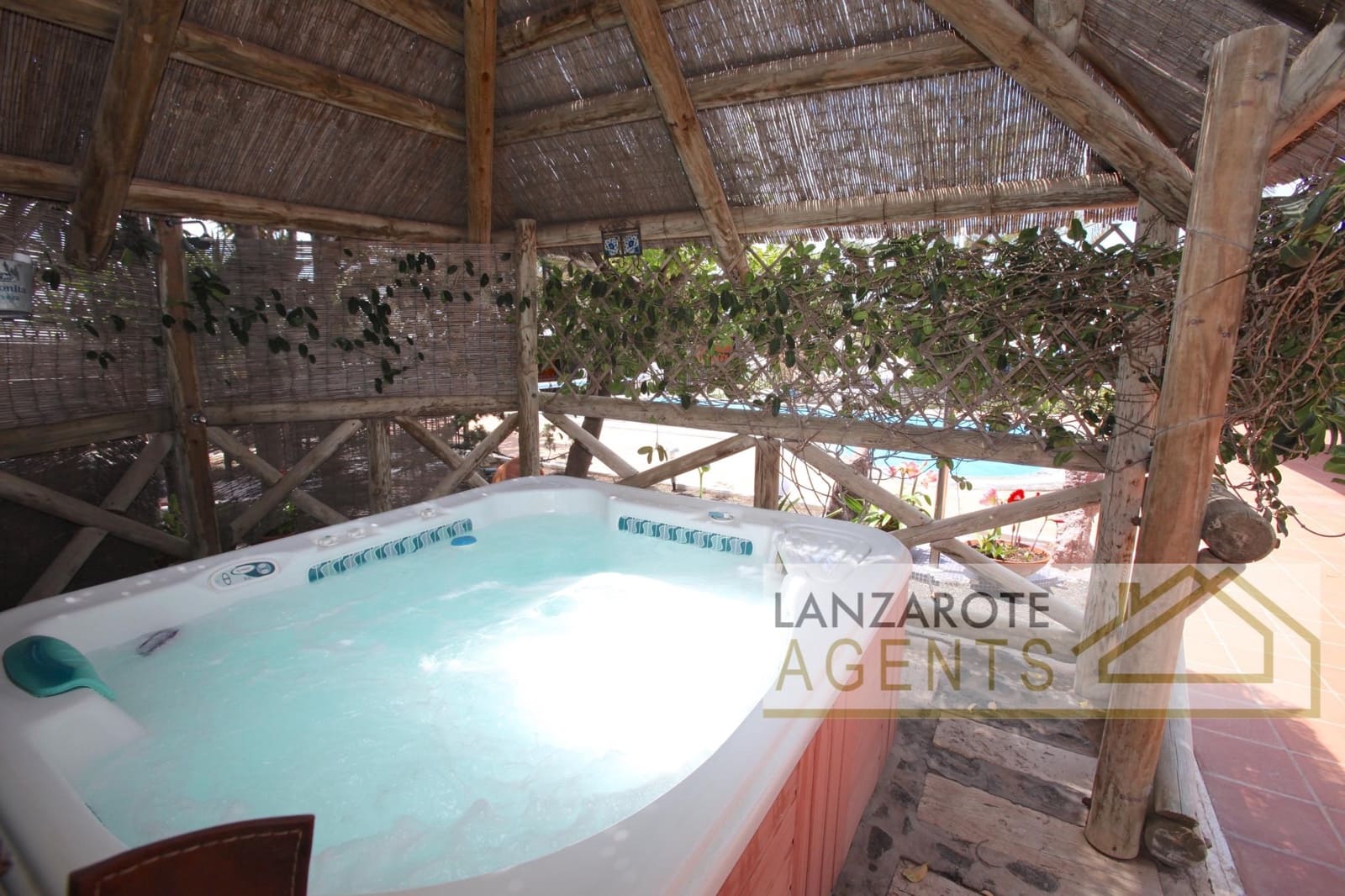 5 slaapkamer Villa te koop in Playa Blanca met zwembad garage - € 1.097.000 (Ref: 5548653)