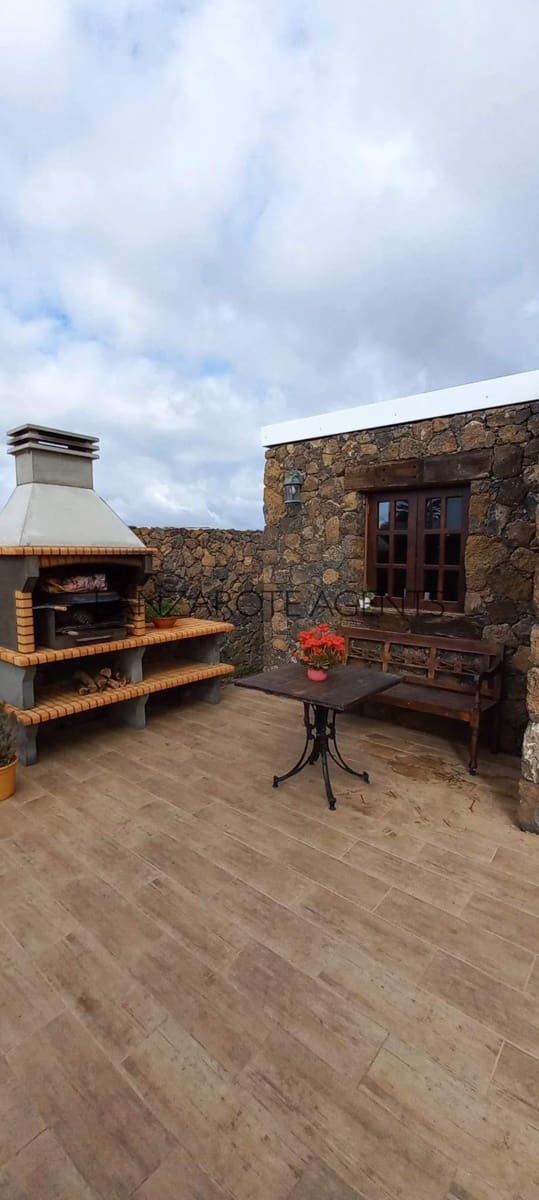 4 bedroom Villa for sale in Playa Blanca with pool - € 1,690,000 (Ref: 6618457)