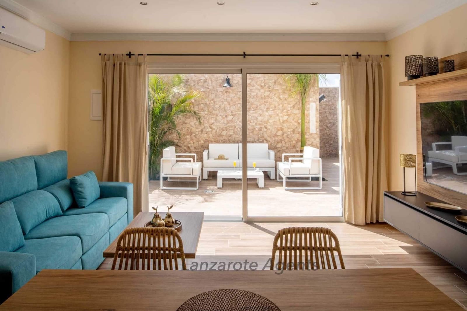 4 bedroom Villa for sale in Playa Blanca with pool - € 1,690,000 (Ref: 6618457)