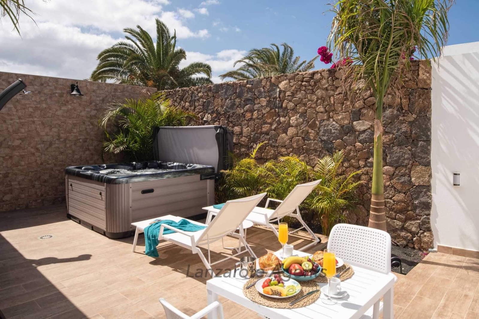 4 bedroom Villa for sale in Playa Blanca with pool - € 1,690,000 (Ref: 6618457)