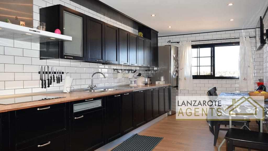 4 soverom Villa til salgs i Playa Blanca med svømmebasseng garasje - € 1 690 000 (Ref: 6618457)