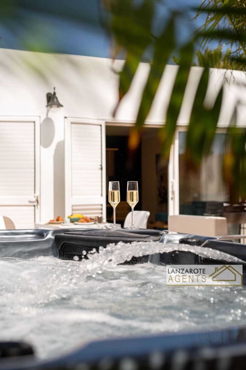 4 soverom Villa til salgs i Playa Blanca med svømmebasseng garasje - € 1 690 000 (Ref: 6618457)