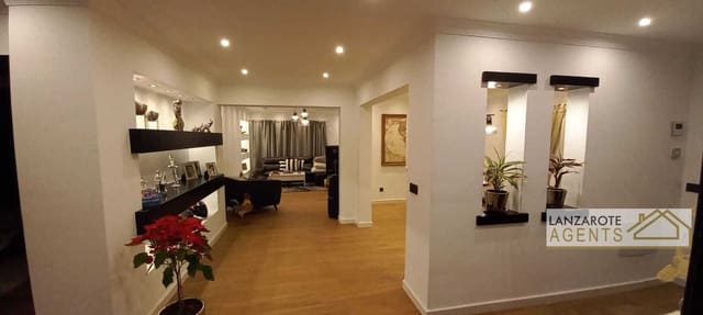 4 makuuhuone Huvila myytävänä paikassa Playa Blanca, Yaiza mukana uima-altaan 
autotalli - 1 690 000 € (Ref: 6618457)