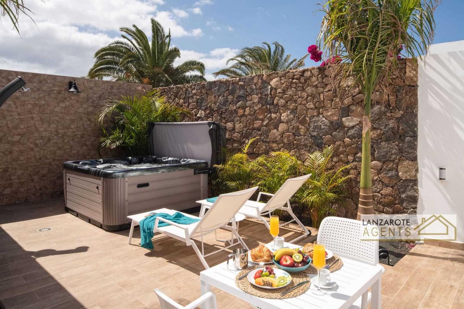 4 soverom Villa til salgs i Playa Blanca med svømmebasseng garasje - € 1 690 000 (Ref: 6618457)