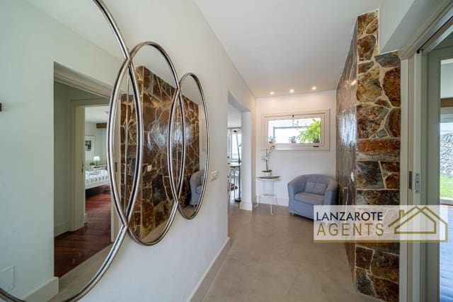 4 sovrum Villa till salu i Puerto Calero, Yaiza med pool garage - 1 470 000 € (Ref: 6991649)