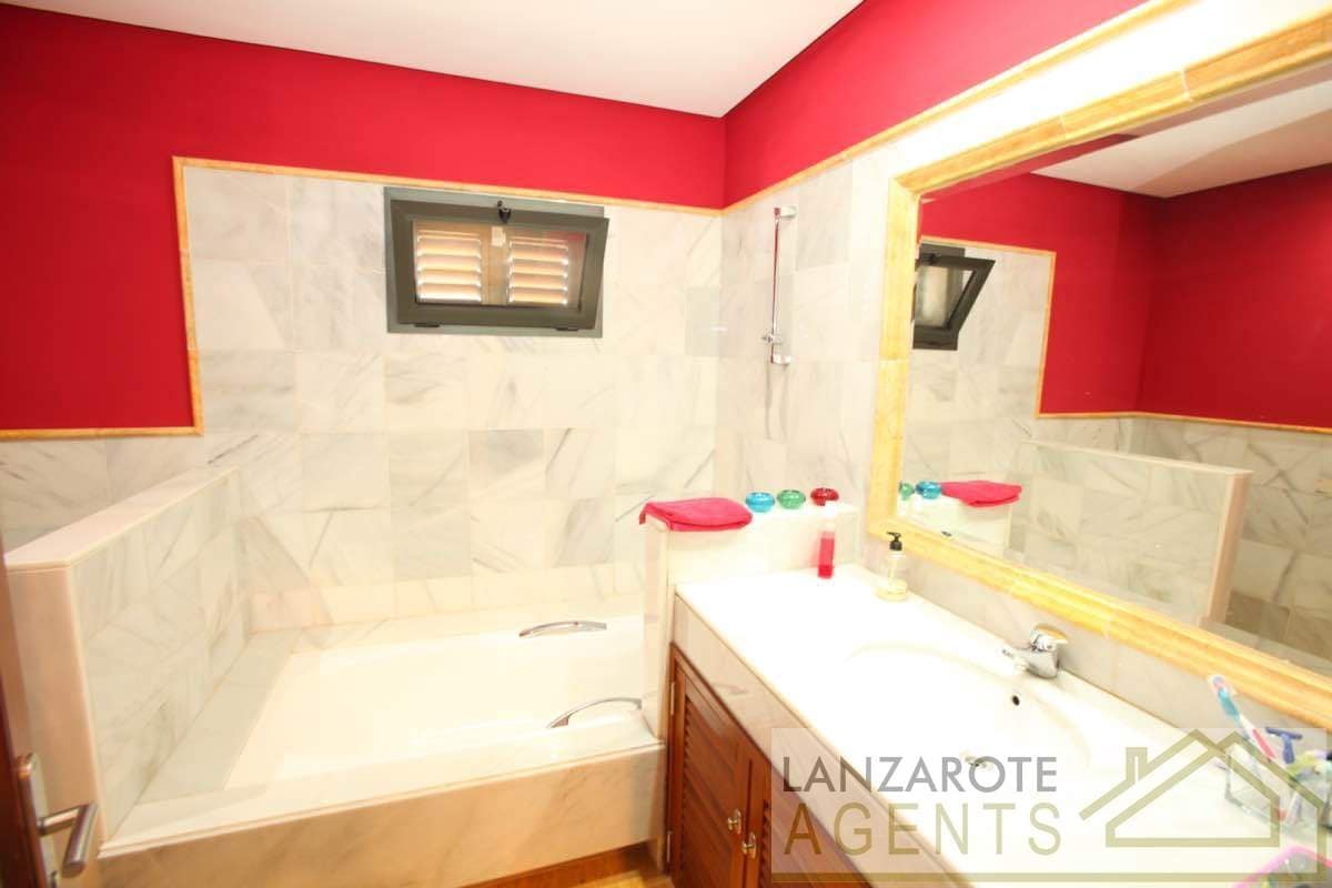 Chalet de 3 habitaciones en Playa Blanca en venta con piscina - 695.000 € (Ref: 7308467)