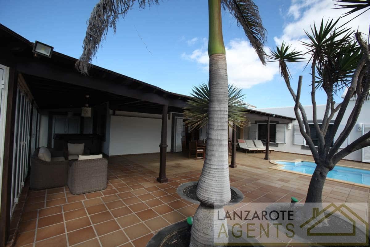 Chalet de 3 habitaciones en Playa Blanca en venta con piscina - 695.000 € (Ref: 7308467)