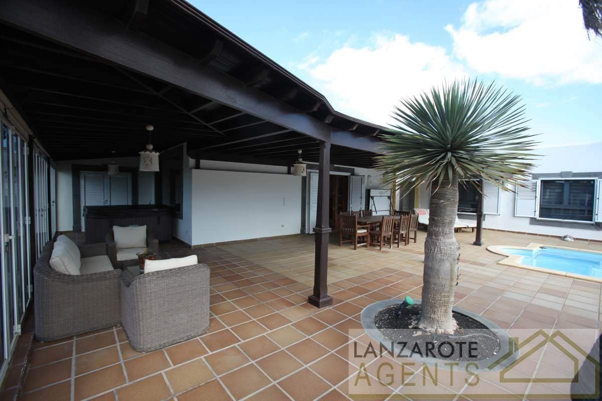 Chalet de 3 habitaciones en Playa Blanca en venta con piscina - 695.000 € (Ref: 7308467)