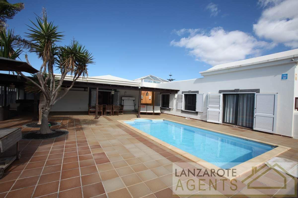 Chalet de 3 habitaciones en Playa Blanca en venta con piscina - 695.000 € (Ref: 7308467)
