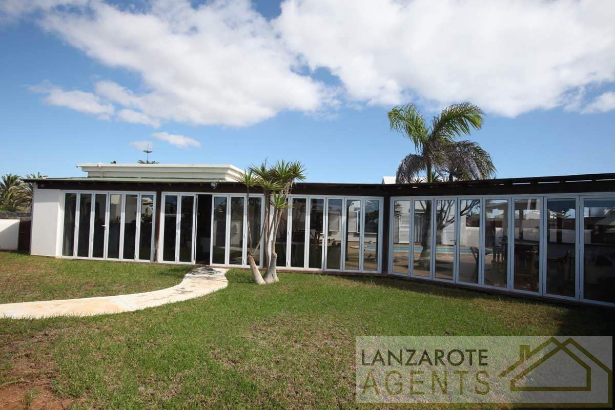 Chalet de 3 habitaciones en Playa Blanca en venta con piscina - 695.000 € (Ref: 7308467)