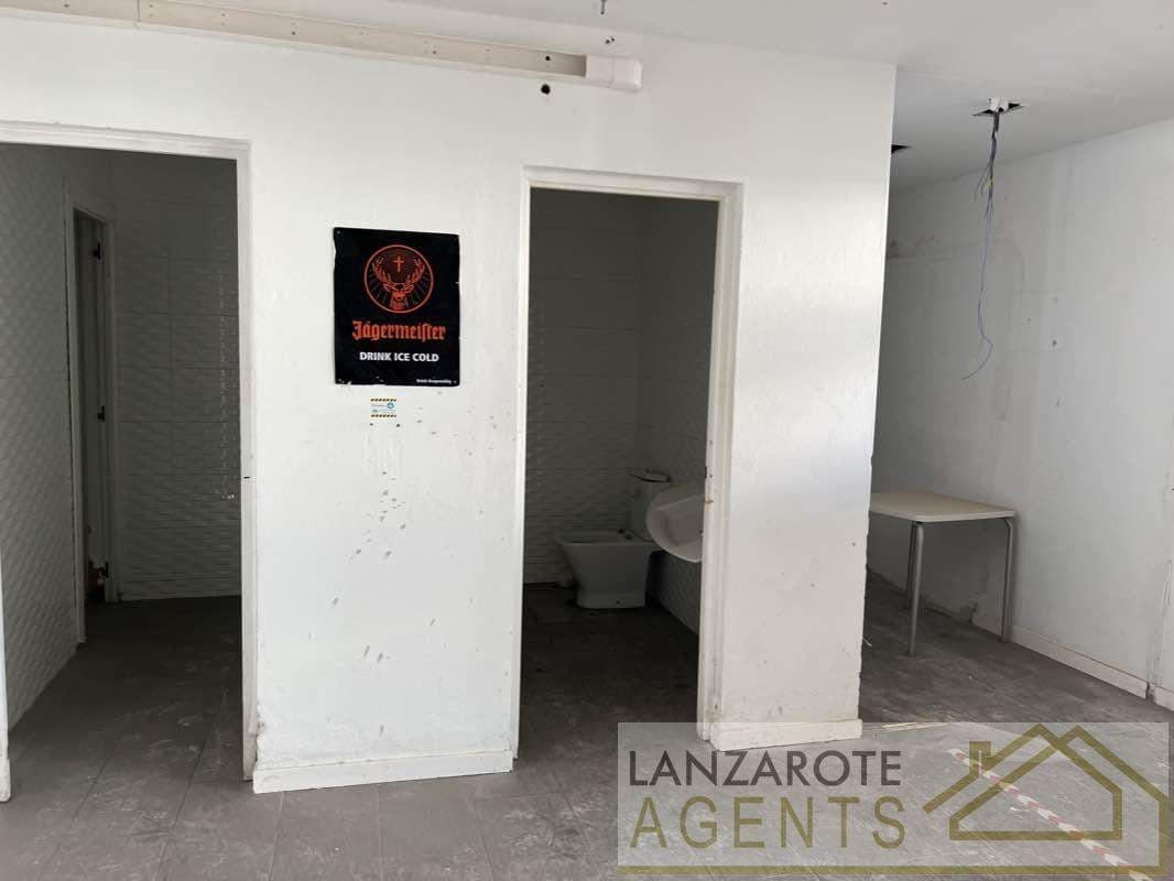 Commercial for sale in Playa Blanca - € 236,000 (Ref: 7844422)