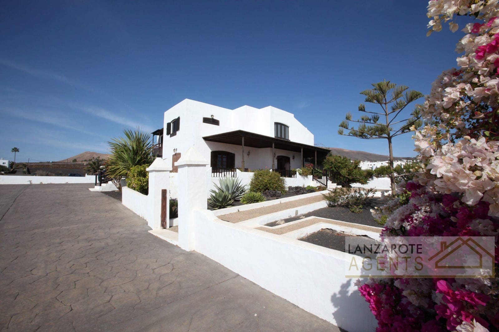 4 bedroom Villa for sale in Macher with garage - € 830,000 (Ref: 8089962)
