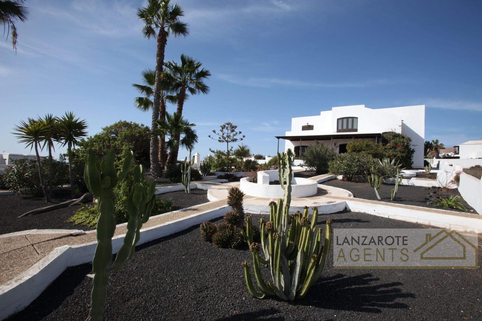 4 bedroom Villa for sale in Macher with garage - € 830,000 (Ref: 8089962)