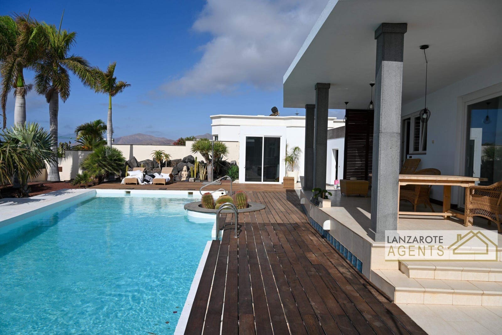 4 bedroom Villa for sale in Puerto Calero with garage - € 1,800,000 (Ref: 8404304)
