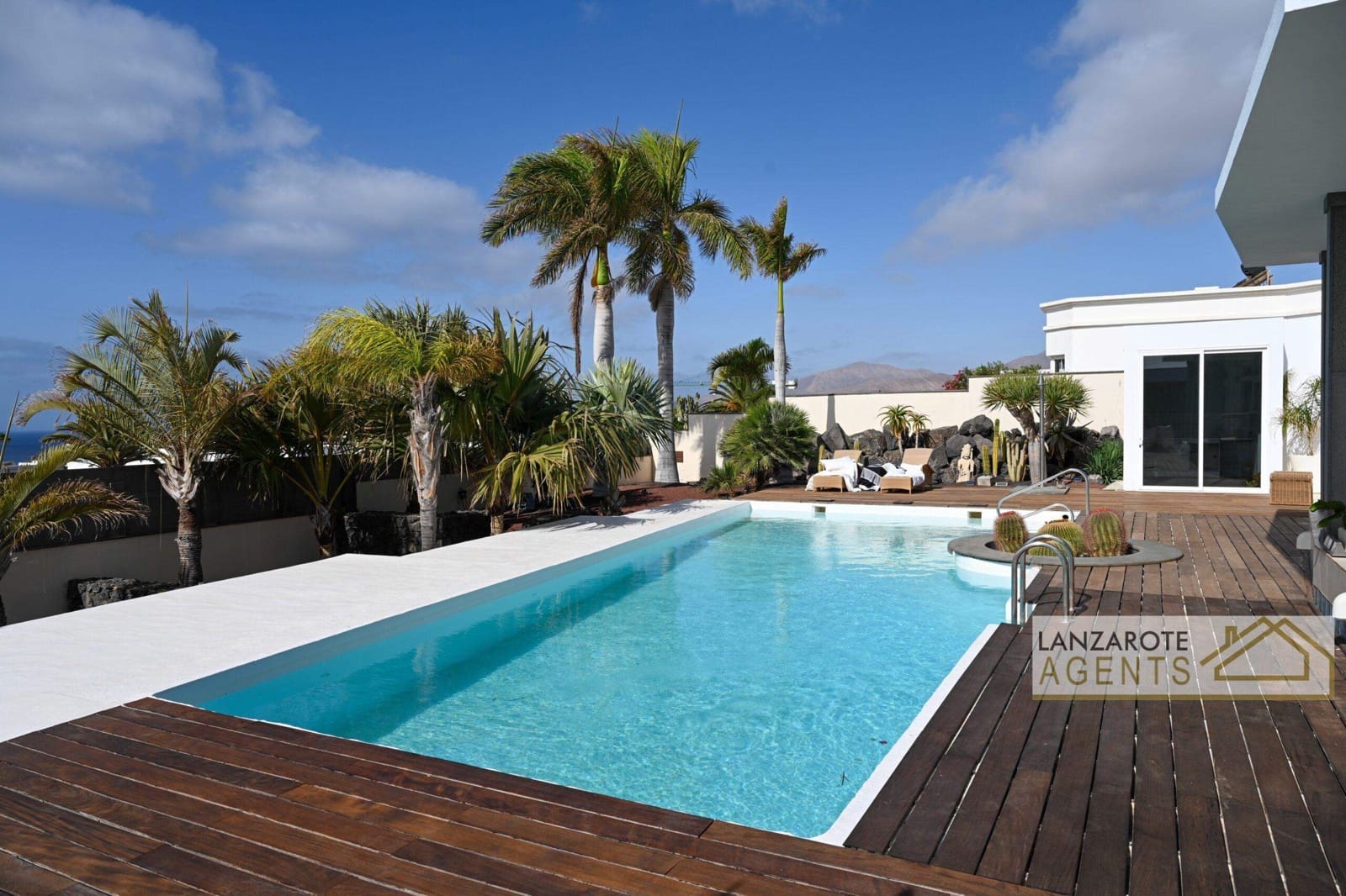 4 bedroom Villa for sale in Puerto Calero with garage - € 1,800,000 (Ref: 8404304)