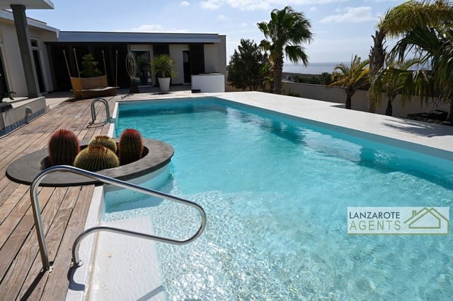 4 Zimmer Villa zu verkaufen in Puerto Calero, Yaiza mit Garage - 1.800.000 € (Ref: 8404304)