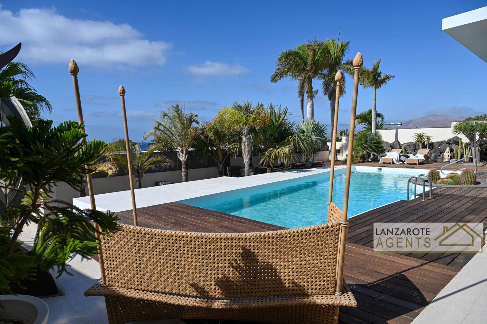 4 bedroom Villa for sale in Puerto Calero with garage - € 1,800,000 (Ref: 8404304)