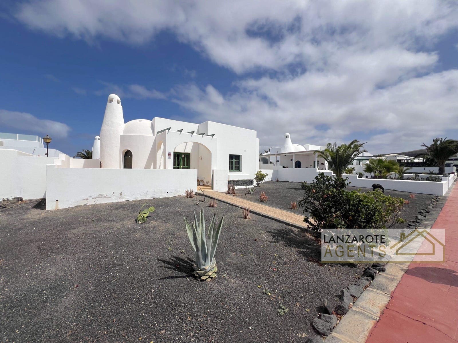 2 slaapkamer Bungalow te koop in Playa Blanca met zwembad - € 280.000 (Ref: 8482534)
