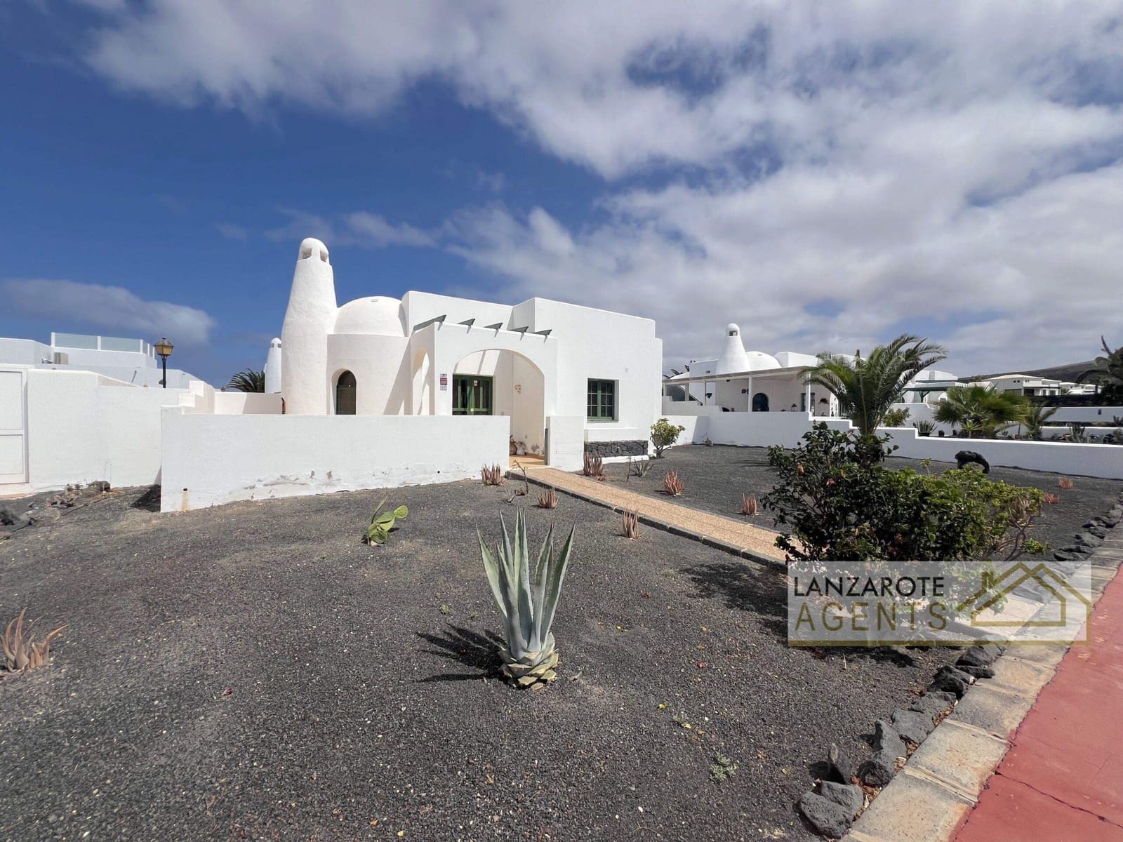 2 slaapkamer Bungalow te koop in Playa Blanca met zwembad - € 280.000 (Ref: 8482534)
