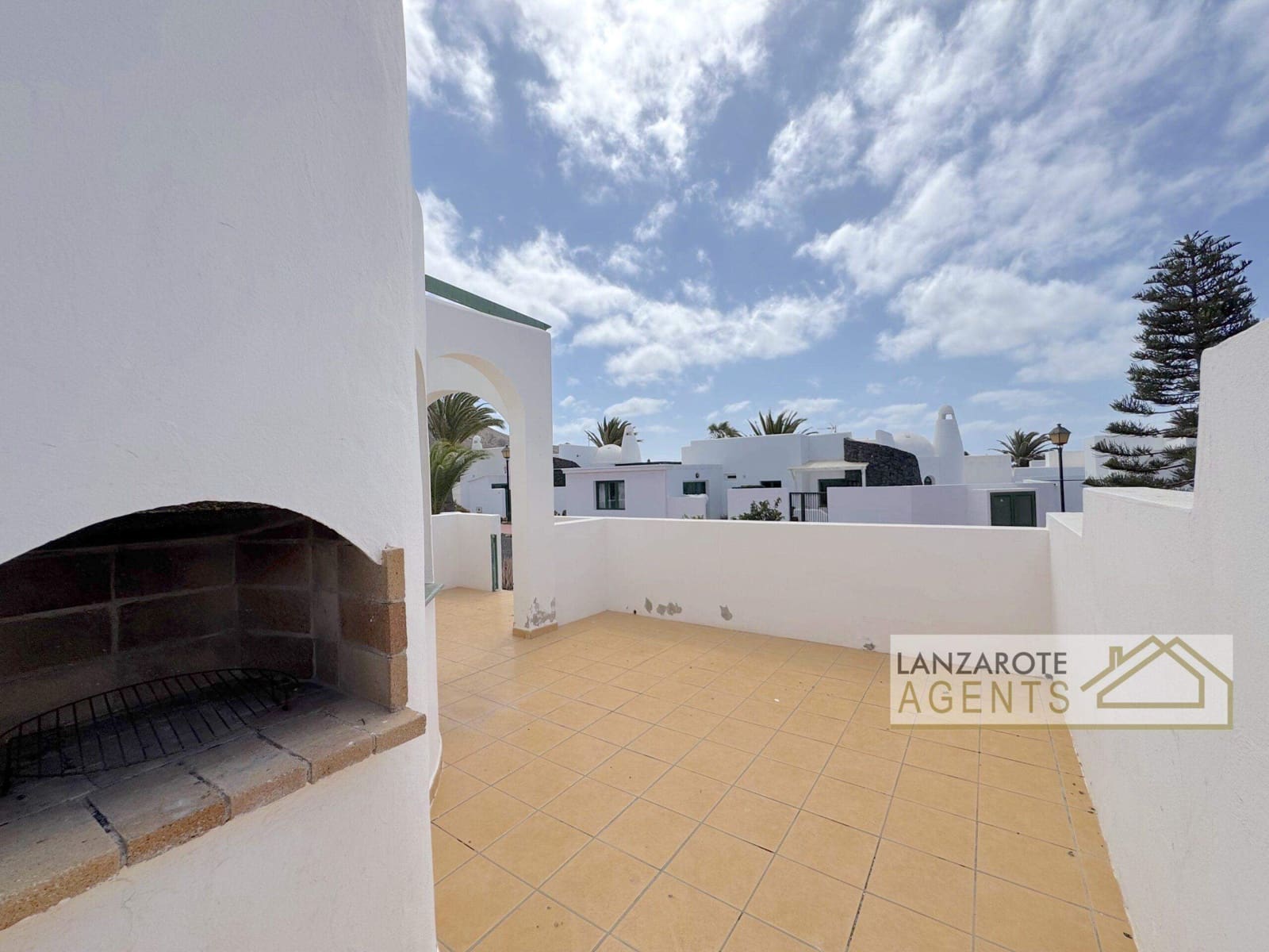 Bungalow de 2 habitaciones en Playa Blanca en venta con piscina - 280.000 € (Ref: 8482534)