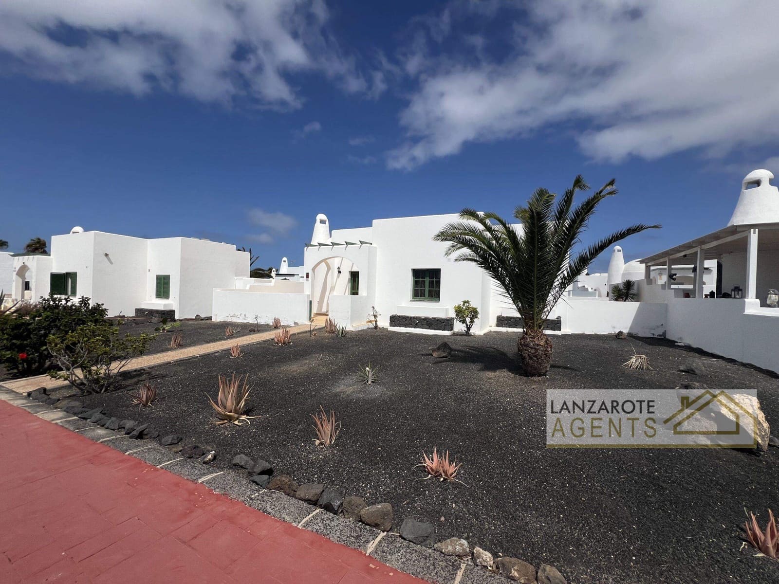 Bungalow de 2 habitaciones en Playa Blanca en venta con piscina - 280.000 € (Ref: 8482534)