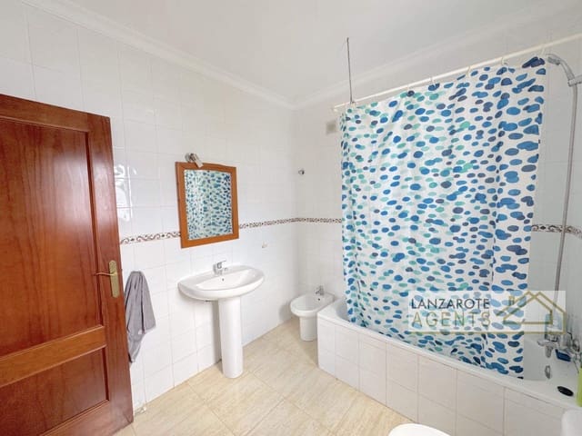 2 slaapkamer Bungalow te koop in Playa Blanca, Yaiza met zwembad - € 280.000 (Ref: 8482534)