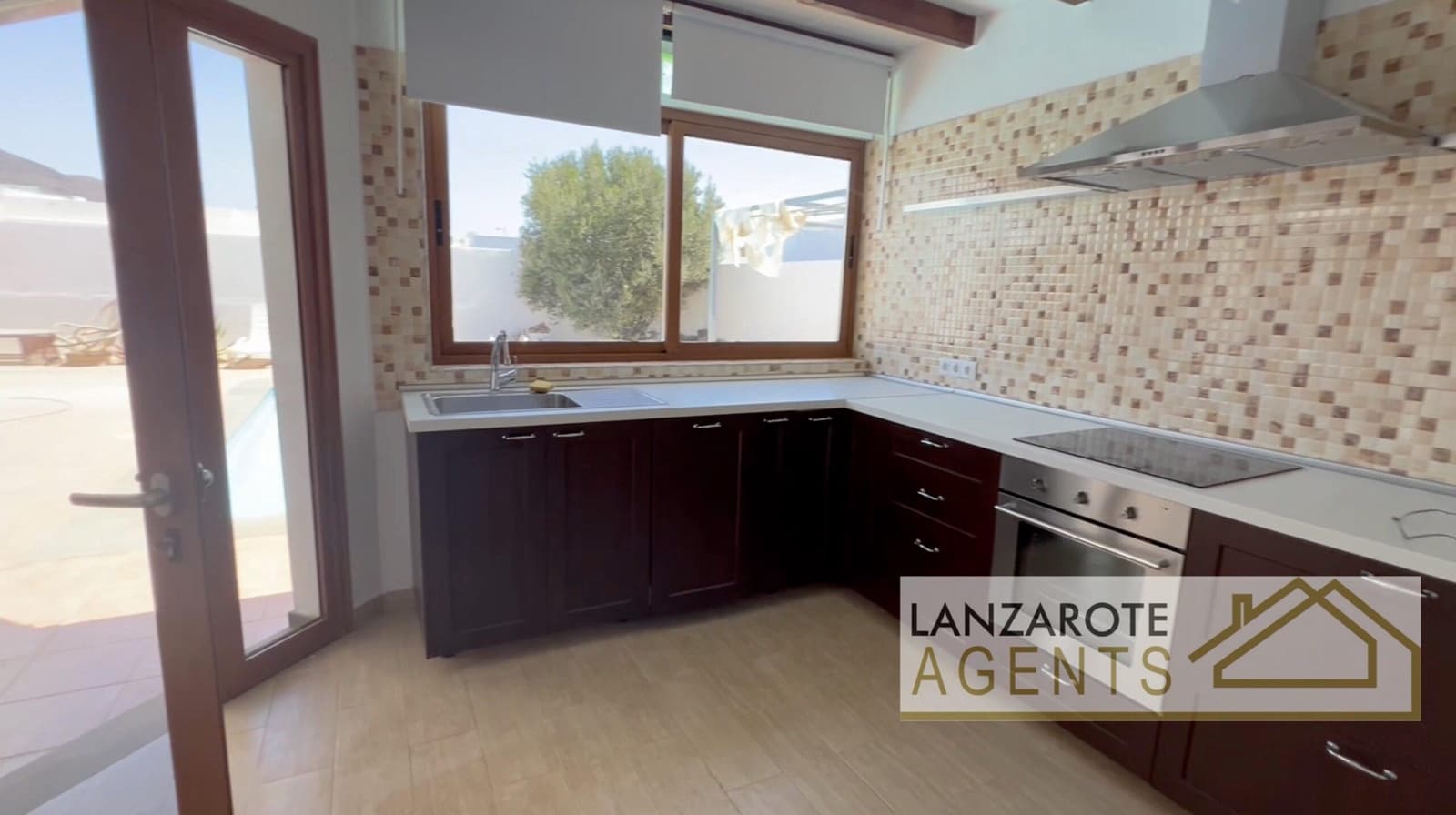 3 bedroom Villa for sale in Playa Blanca - € 440,000 (Ref: 8512312)