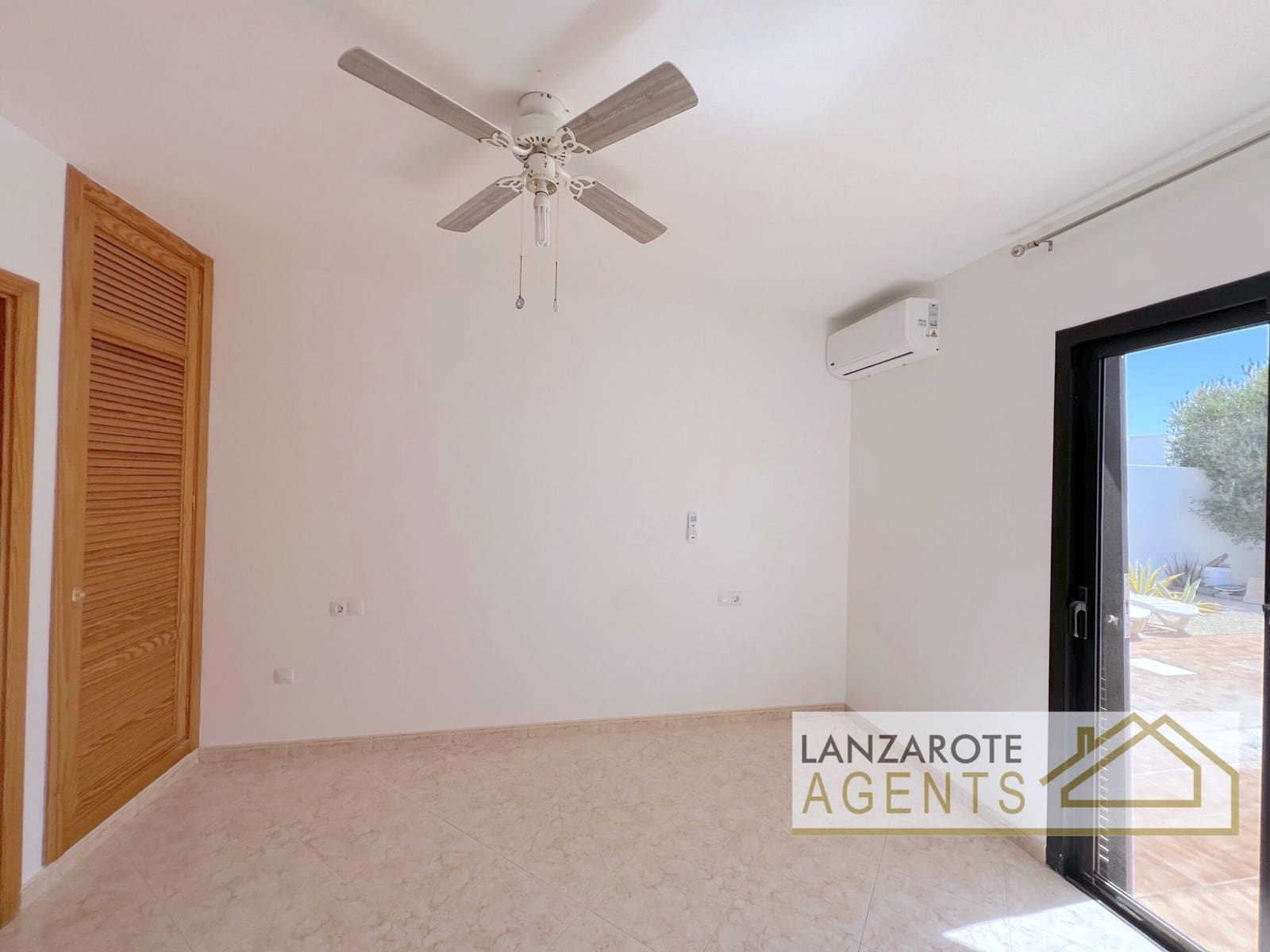 3 bedroom Villa for sale in Playa Blanca - € 440,000 (Ref: 8512312)