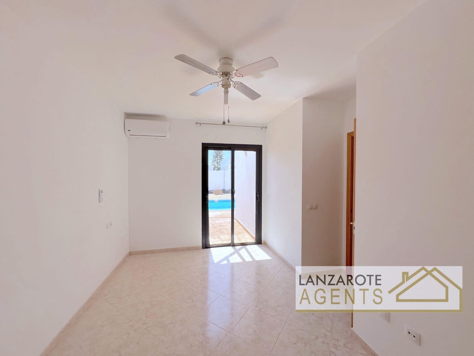 3 bedroom Villa for sale in Playa Blanca - € 440,000 (Ref: 8512312)