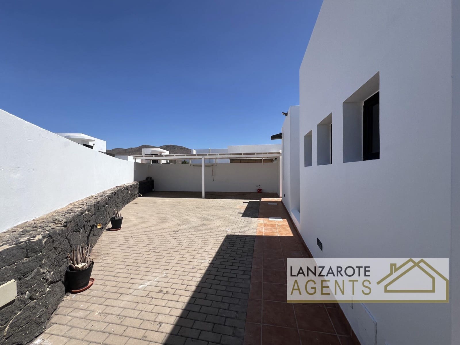 3 bedroom Villa for sale in Playa Blanca - € 440,000 (Ref: 8512312)