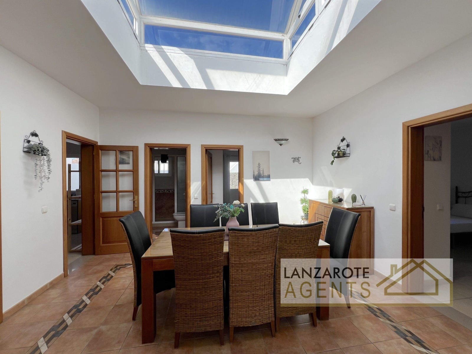 4 bedroom Villa for sale in Playa Blanca - € 849,000 (Ref: 8637220)