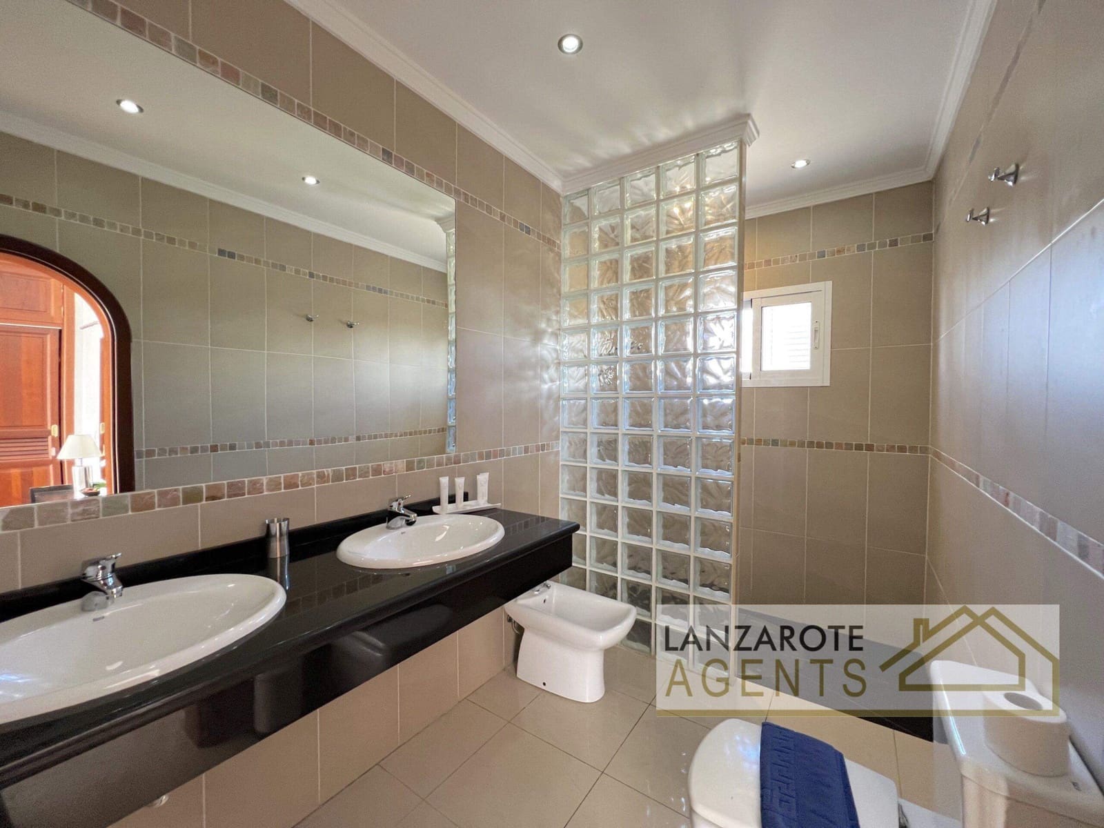 4 bedroom Villa for sale in Playa Blanca - € 849,000 (Ref: 8637220)