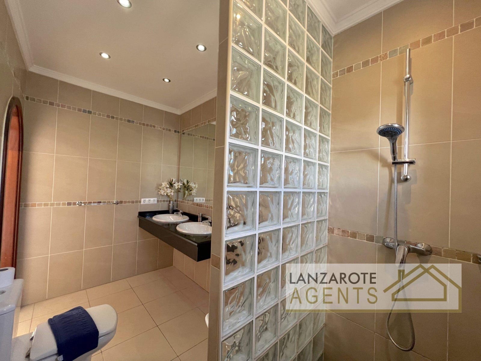 4 bedroom Villa for sale in Playa Blanca - € 849,000 (Ref: 8637220)