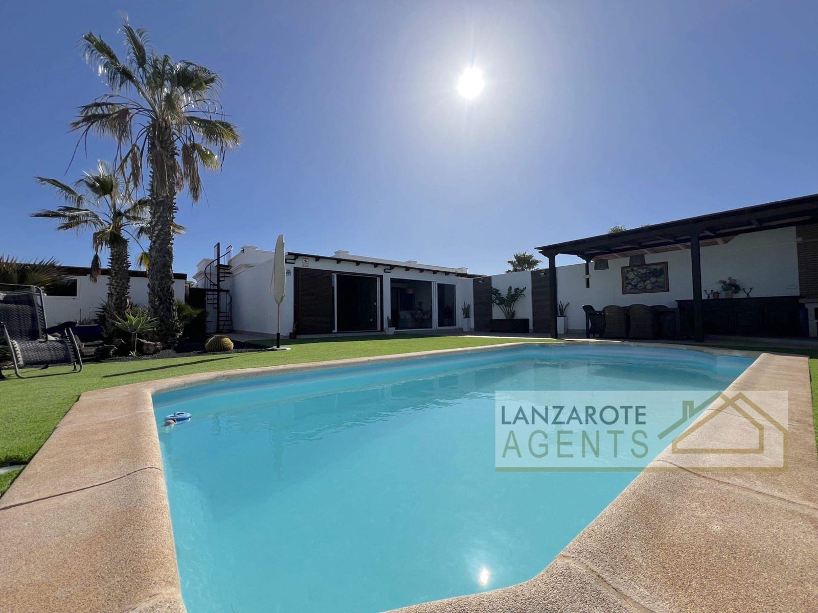 3 soveværelse Villa til salg i Playa Blanca med swimmingpool - € 715.000 (Ref: 8802499)
