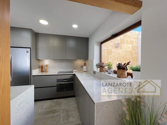 3 soveværelse Villa til salg i Playa Blanca, Yaiza med swimmingpool - € 715.000 (Ref: 8802499)