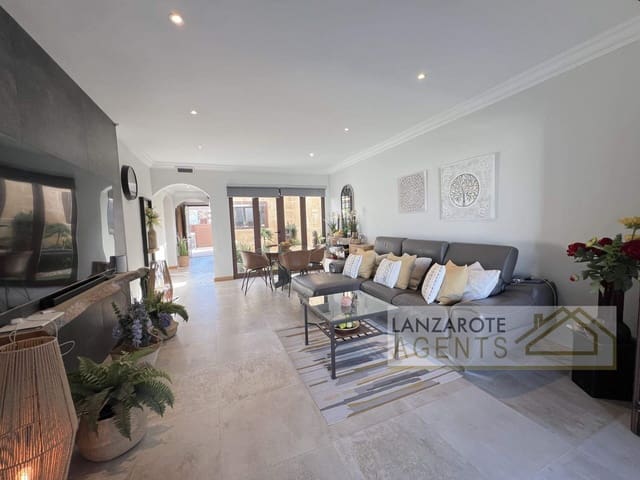 3 soveværelse Villa til salg i Playa Blanca, Yaiza med swimmingpool - € 715.000 (Ref: 8802499)