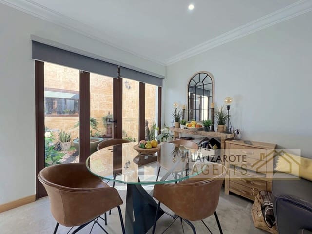 3 soveværelse Villa til salg i Playa Blanca, Yaiza med swimmingpool - € 715.000 (Ref: 8802499)