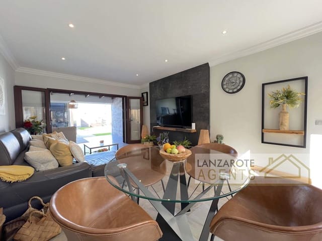 3 soveværelse Villa til salg i Playa Blanca, Yaiza med swimmingpool - € 715.000 (Ref: 8802499)