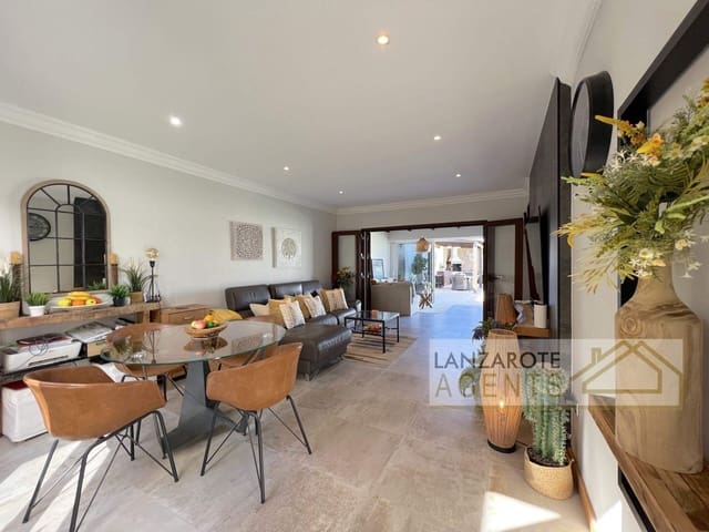 3 soveværelse Villa til salg i Playa Blanca, Yaiza med swimmingpool - € 715.000 (Ref: 8802499)