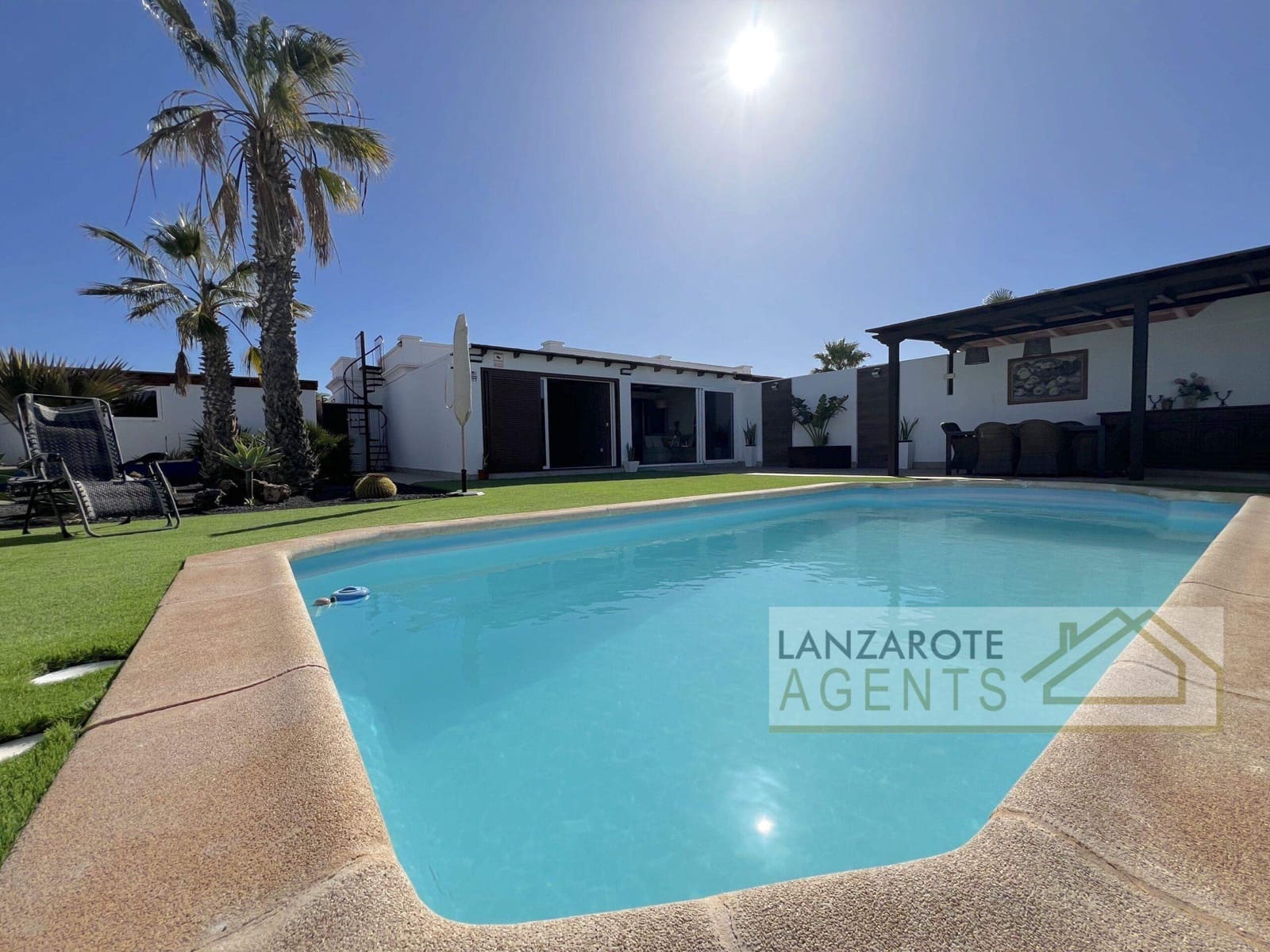3 soveværelse Villa til salg i Playa Blanca med swimmingpool - € 715.000 (Ref: 8802499)
