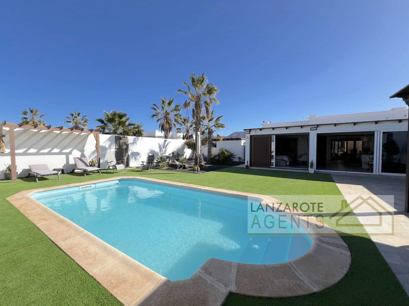 3 soveværelse Villa til salg i Playa Blanca med swimmingpool - € 715.000 (Ref: 8802499)